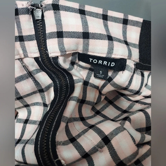 Torrid Ivory Gingham Mini Twill Pleated Skater Skirt in Size 1 (14/16) - Picture 10 of 12